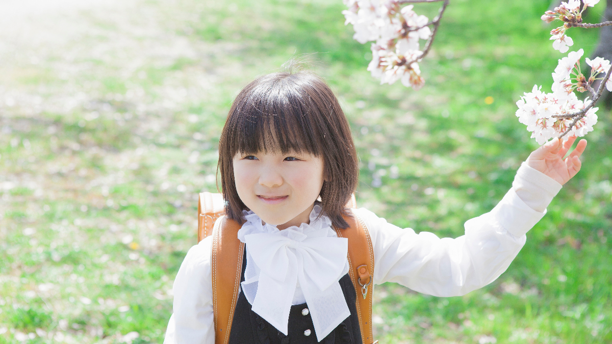 ショートヘアの女の子向けの入学式の髪型。短くてもかわいいアレンジ｜子育て情報メディア「KIDSNA(キズナ)」