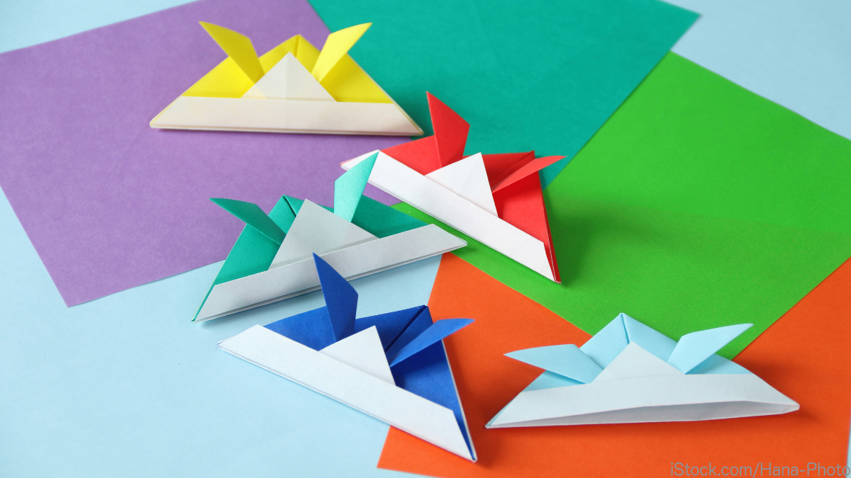 折り紙で作るこどもの日の飾り。兜の簡単な折り方や壁飾りの簡単な