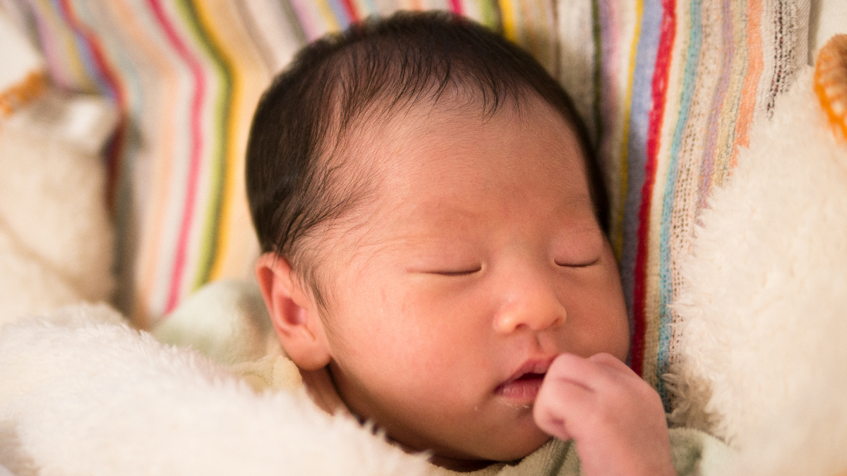 生後2ヶ月の赤ちゃんの1日のスケジュール 睡眠など生活リズムを整えるコツとは 子育て情報メディア Kidsna キズナ