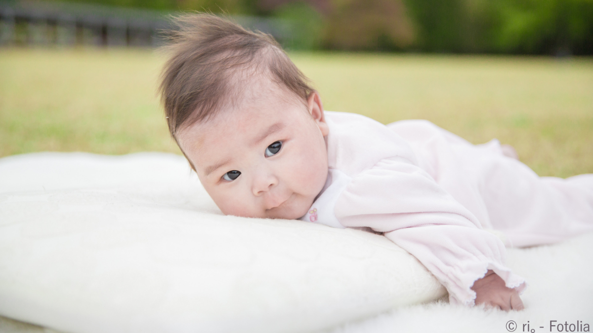 赤ちゃんの寝返り練習は必要？練習方法や泣くときの注意点など｜子育て情報メディア「KIDSNA(キズナ)」